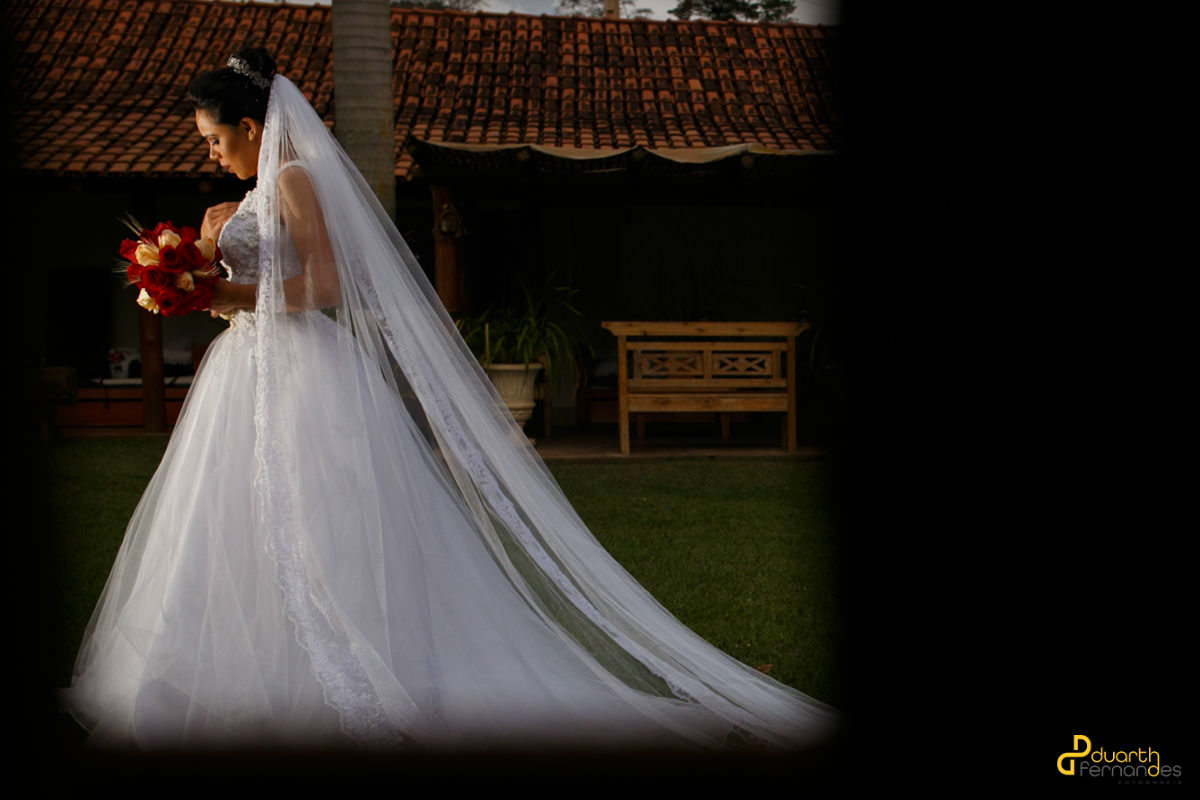 Noiva olhando para seu buque.