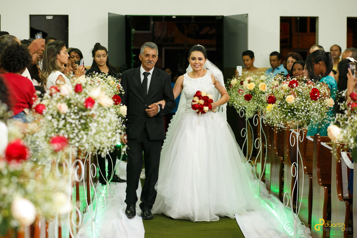 Noiva acompanhada de seu pai.