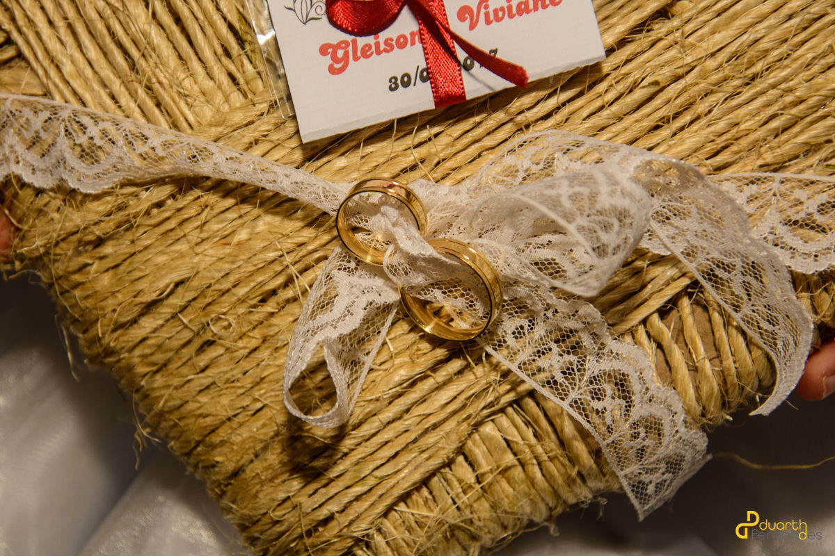 Aliança dos noivos na igreja.