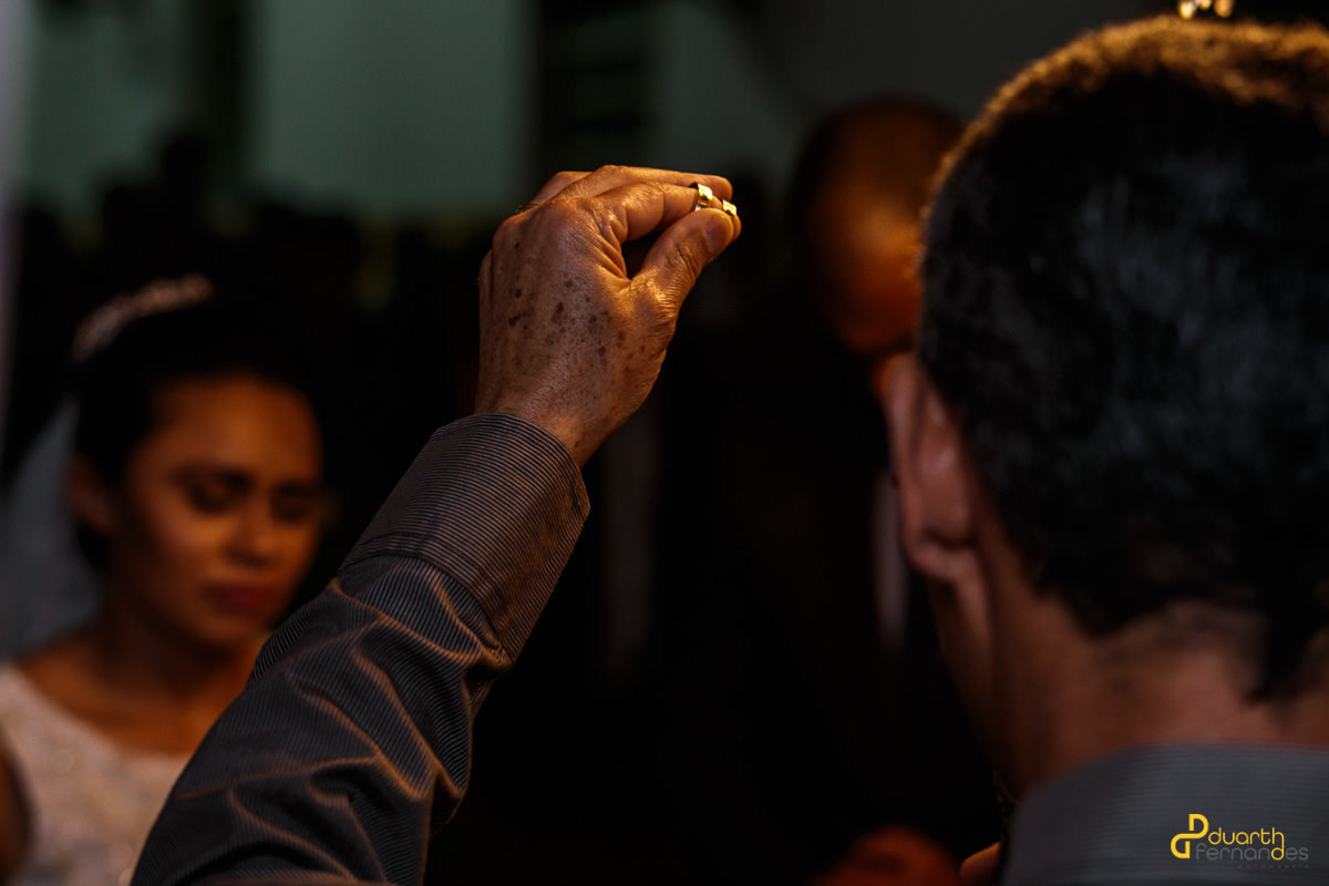 Pastor abençoando as alianças.