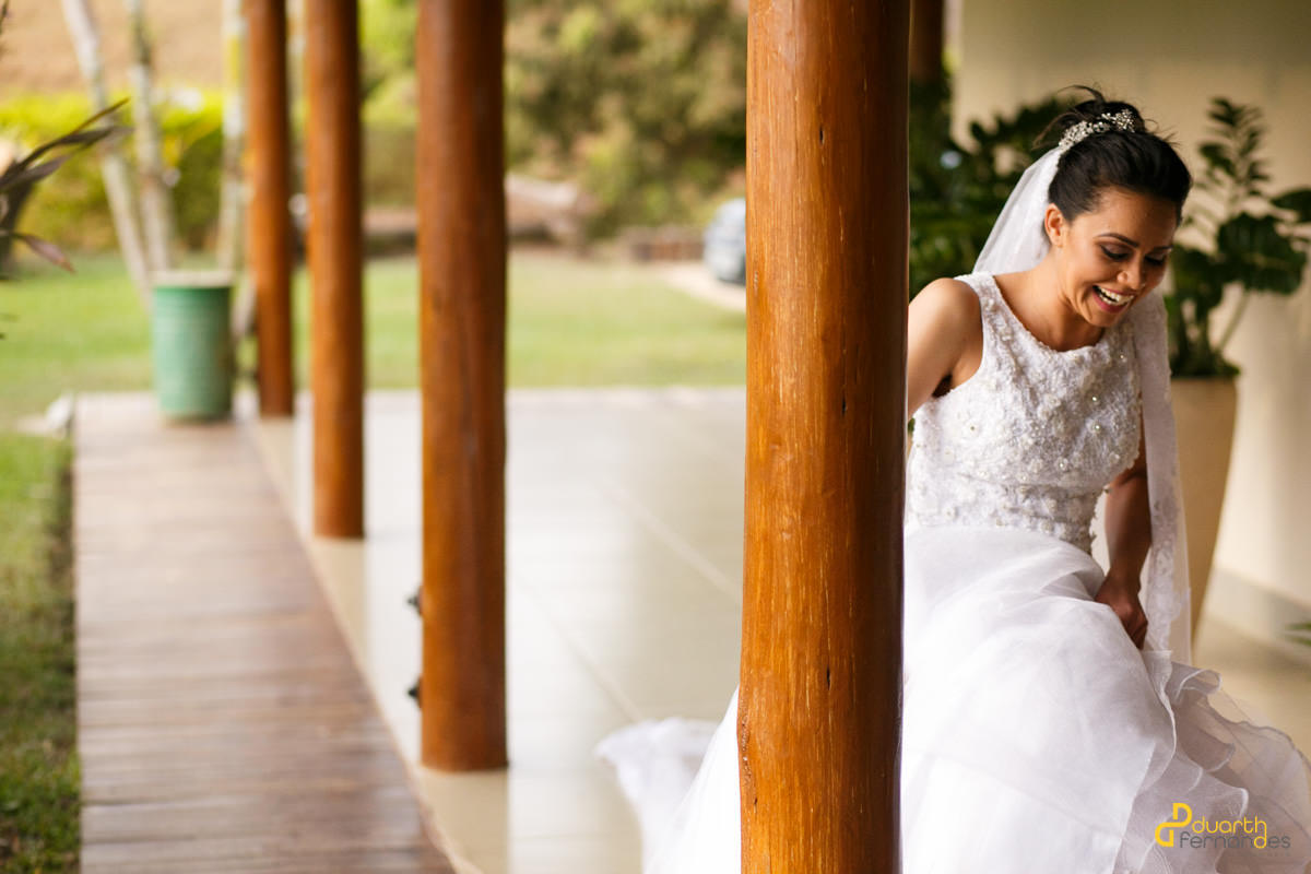 Noiva calçando os seus sapatos.