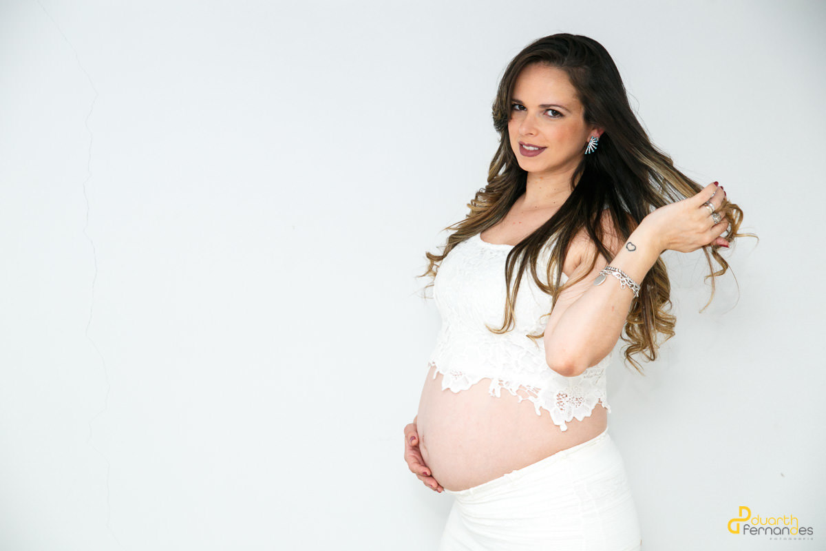 Gestante Debora com mão no cabelo