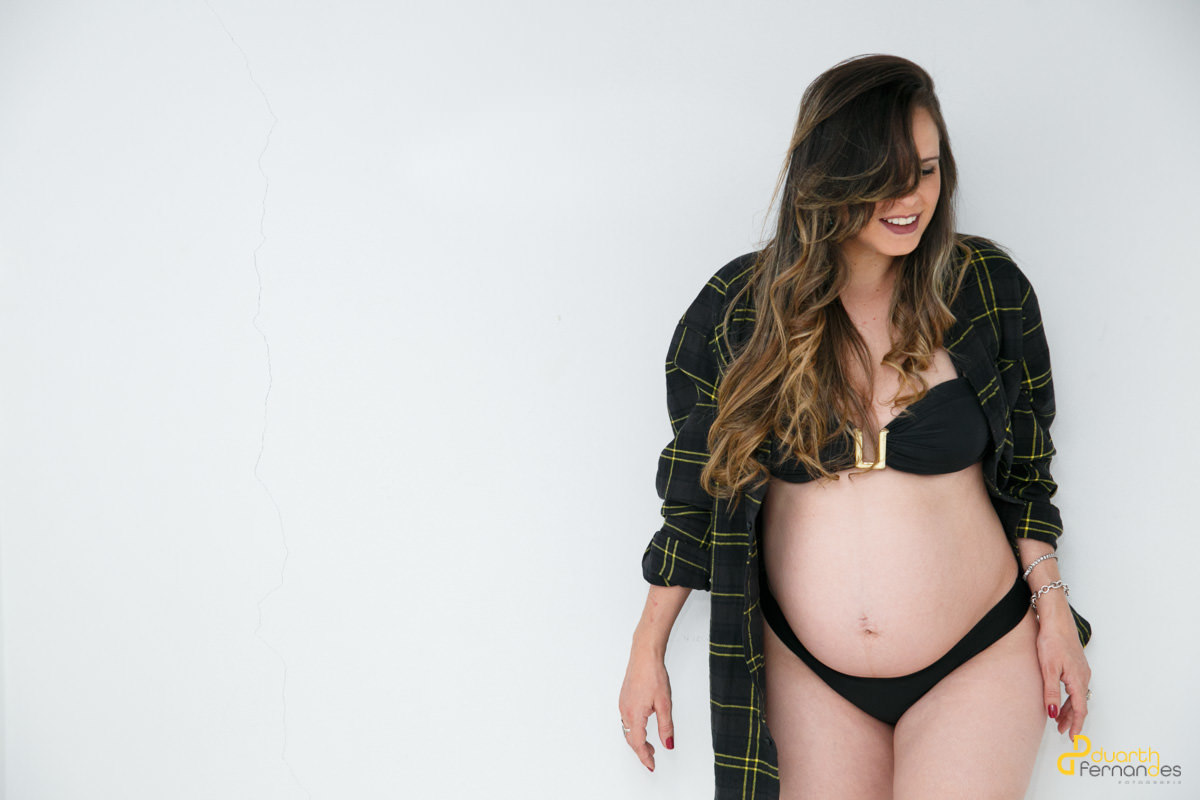 Gestante com blusa preta