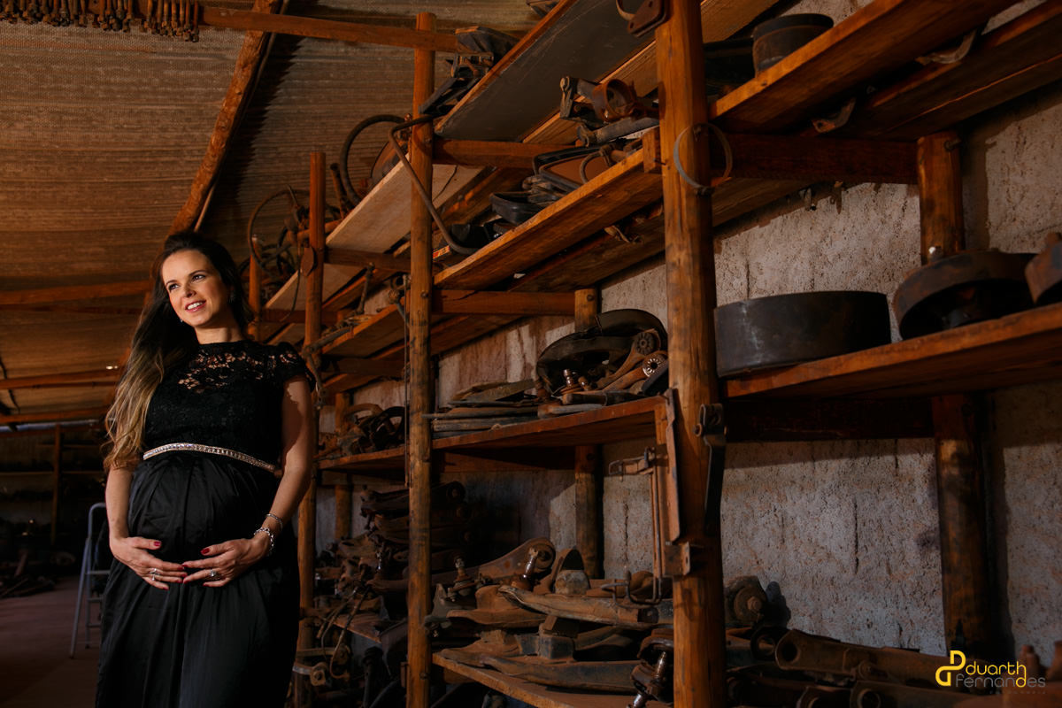 gestante com a mão na barriga