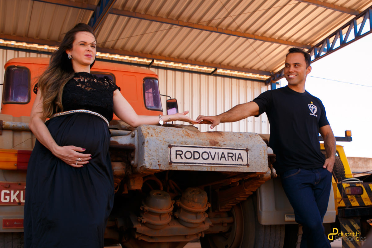 Casal se olhando e mão dada