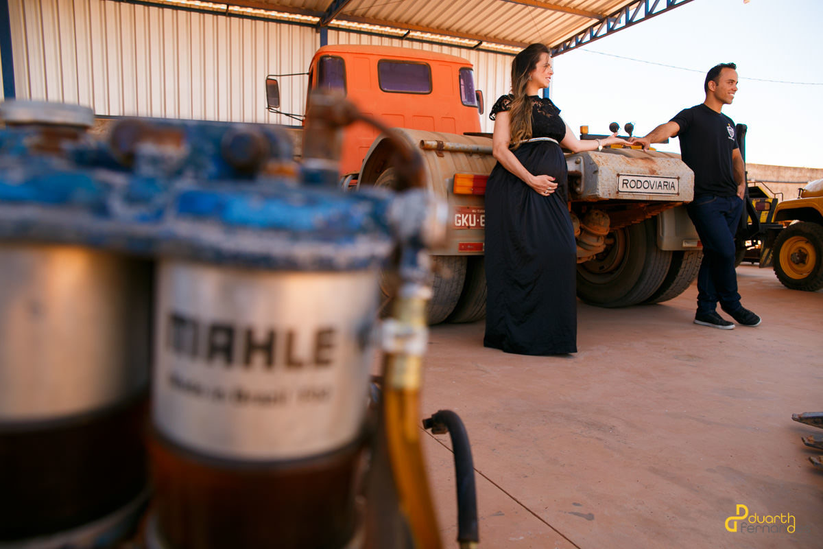 Casal no ferro velho