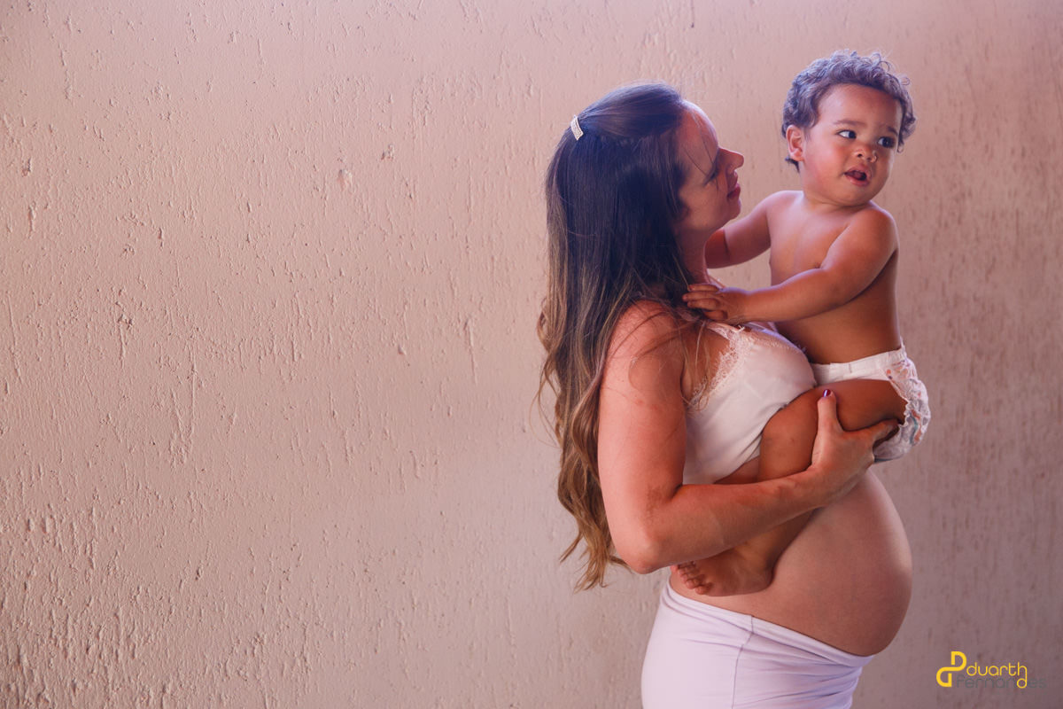 Segunrando o bebê e olhando