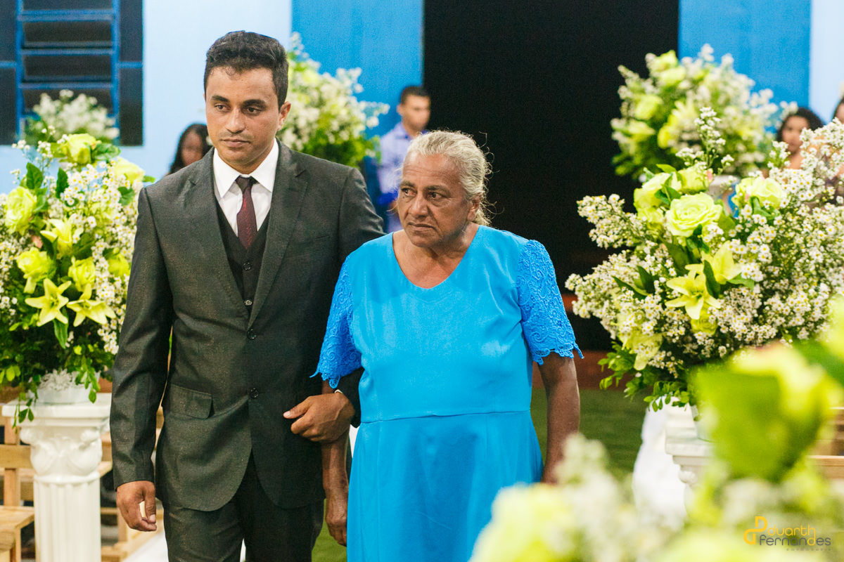 Entrada do noivo com sua mae