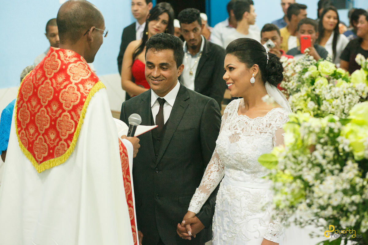 Noiva olhando e sorrindo para o noivo