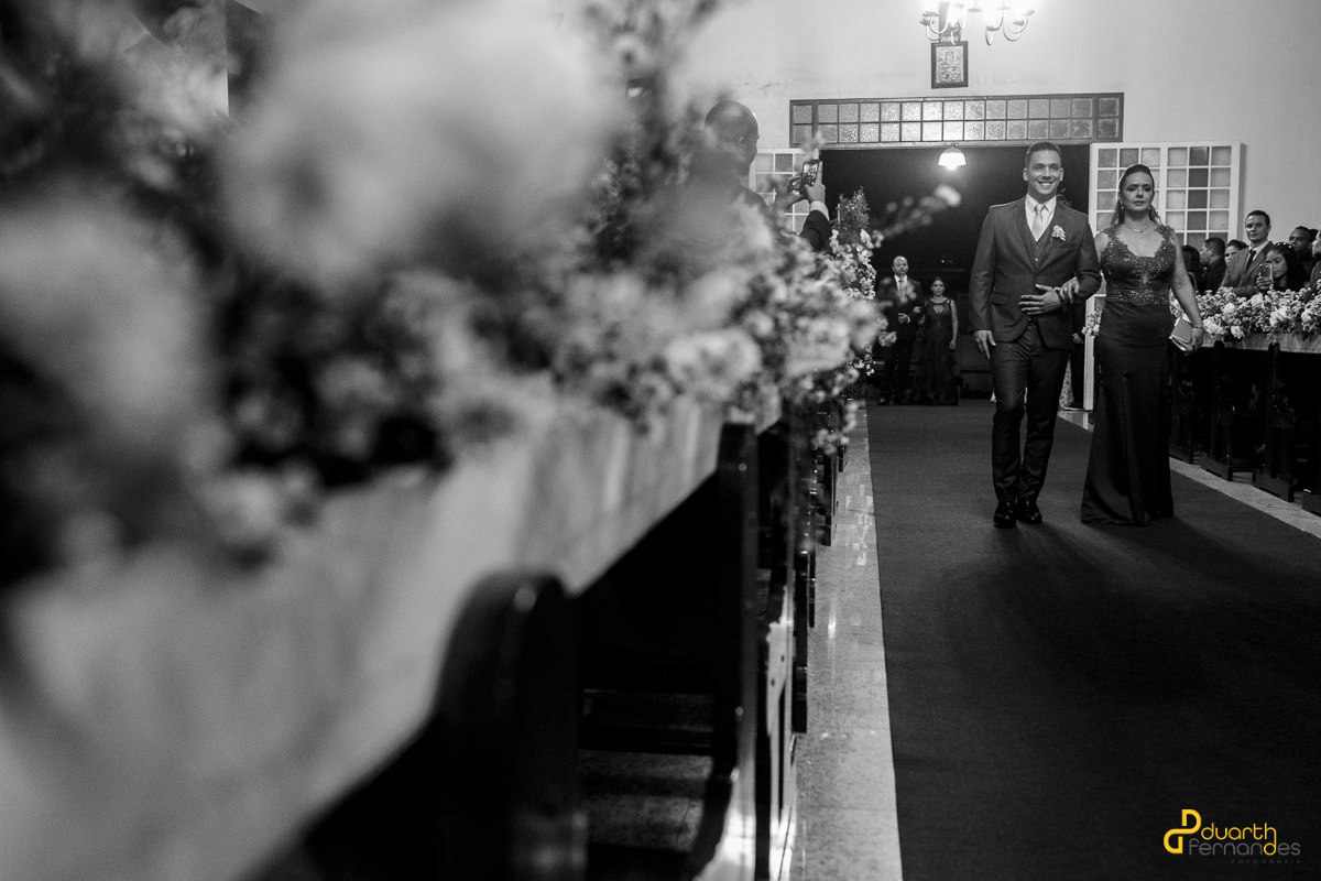 Noivo entrando na igreja com sua mãe