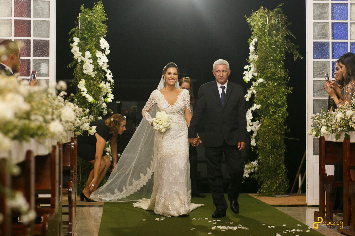 Noiva entrando na igreja com seu pai