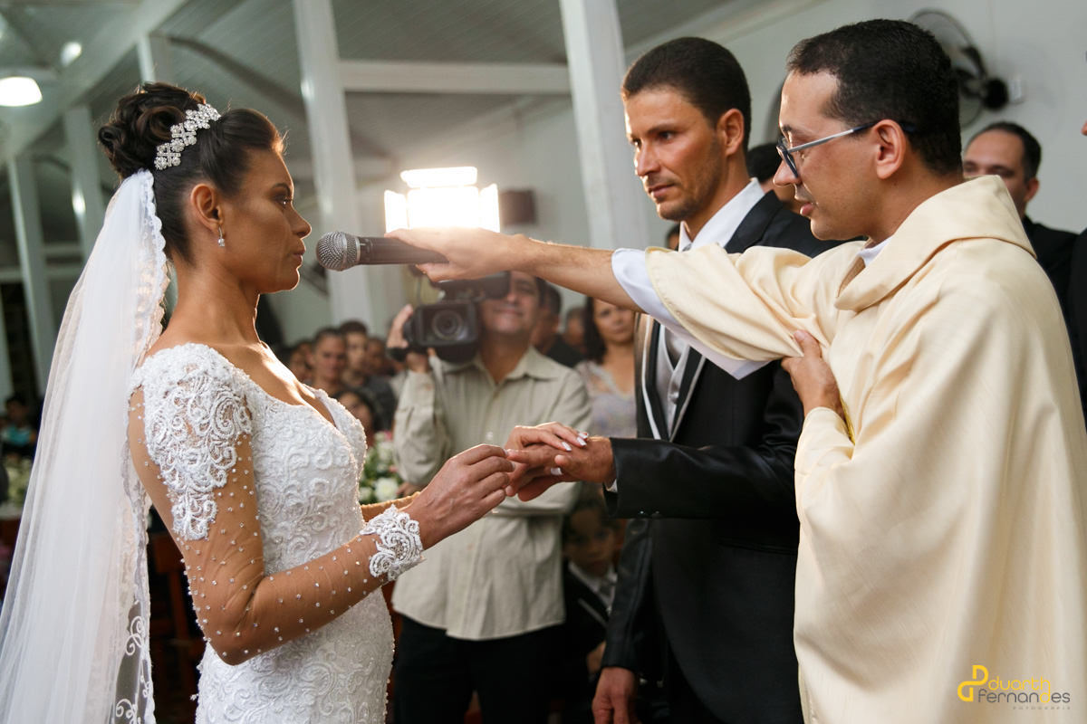 Noiva colocando aliança no noivo