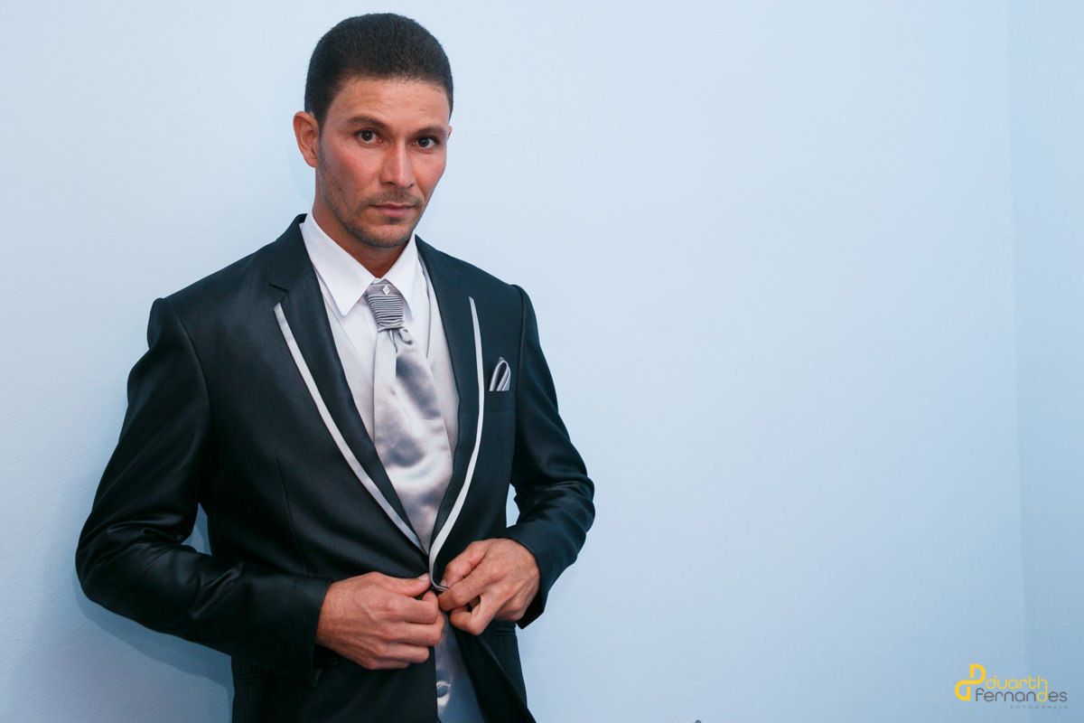 Noivo abotoando blazer preto 