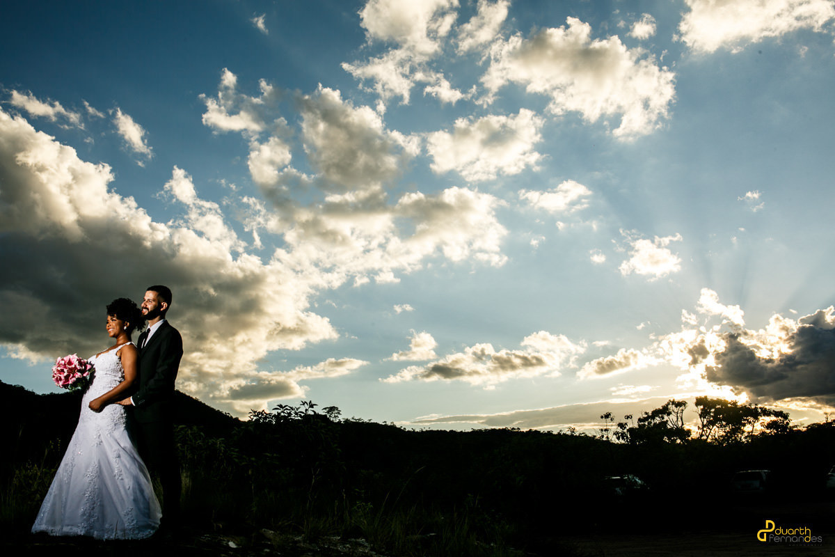 foto de noivos com o céu bonito em diamantina e em biri biri