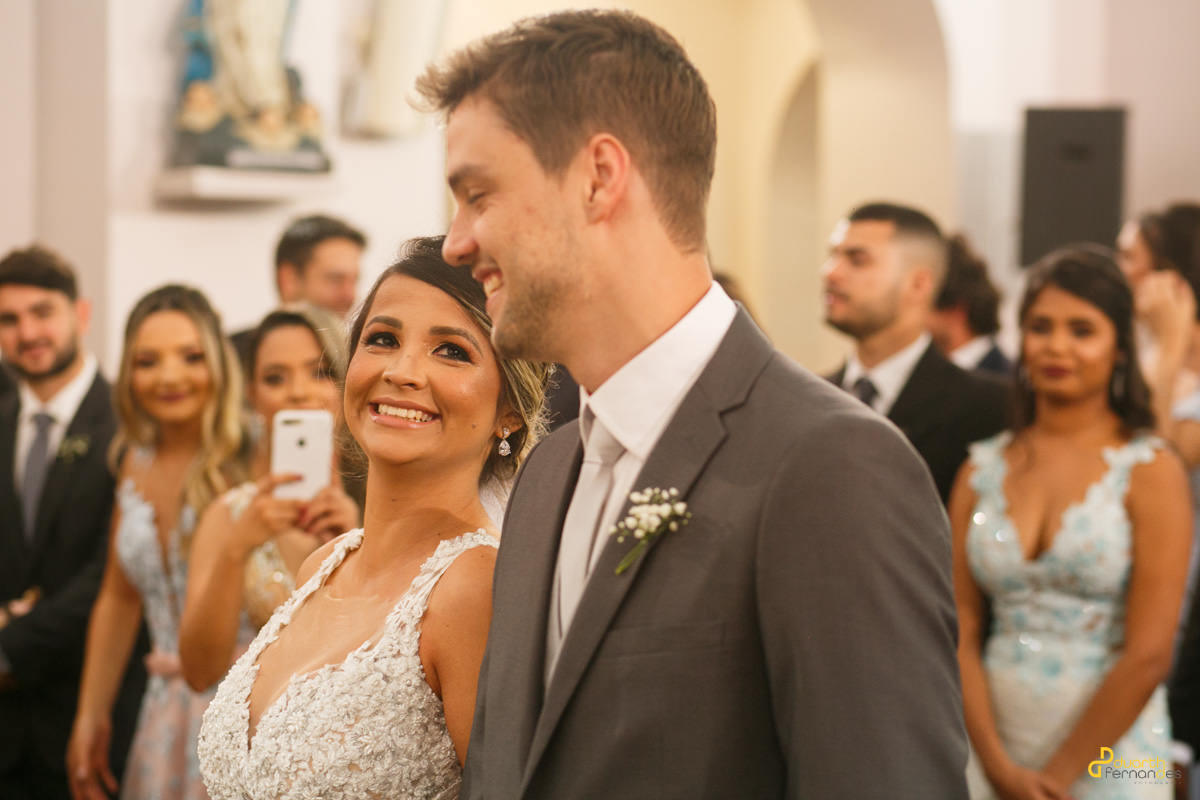 olhar da noiva para o noivo em casamento super romantico em aracuai na igreja