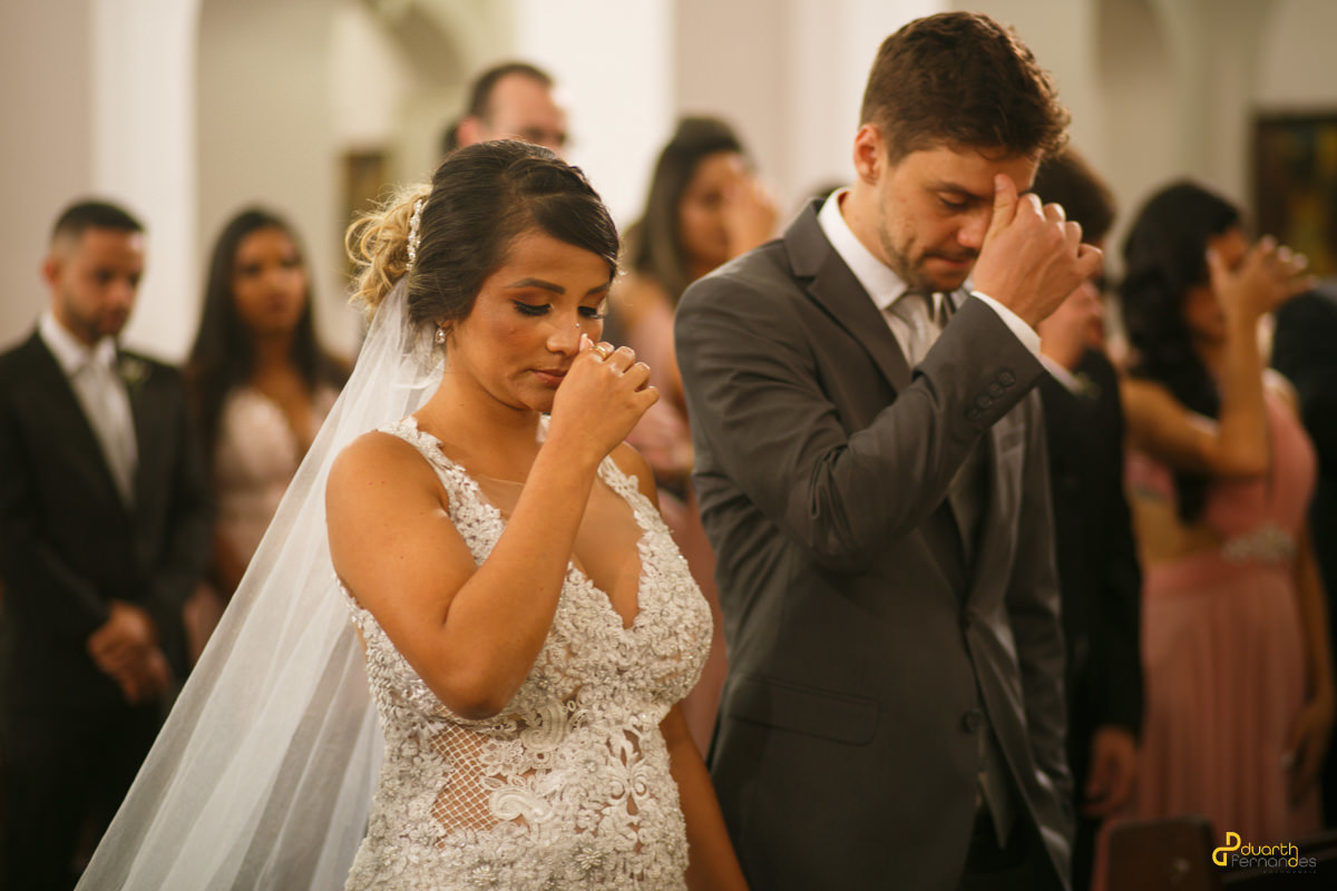 noivos fazendo o sinal da cruz na cidade de aracuai mg