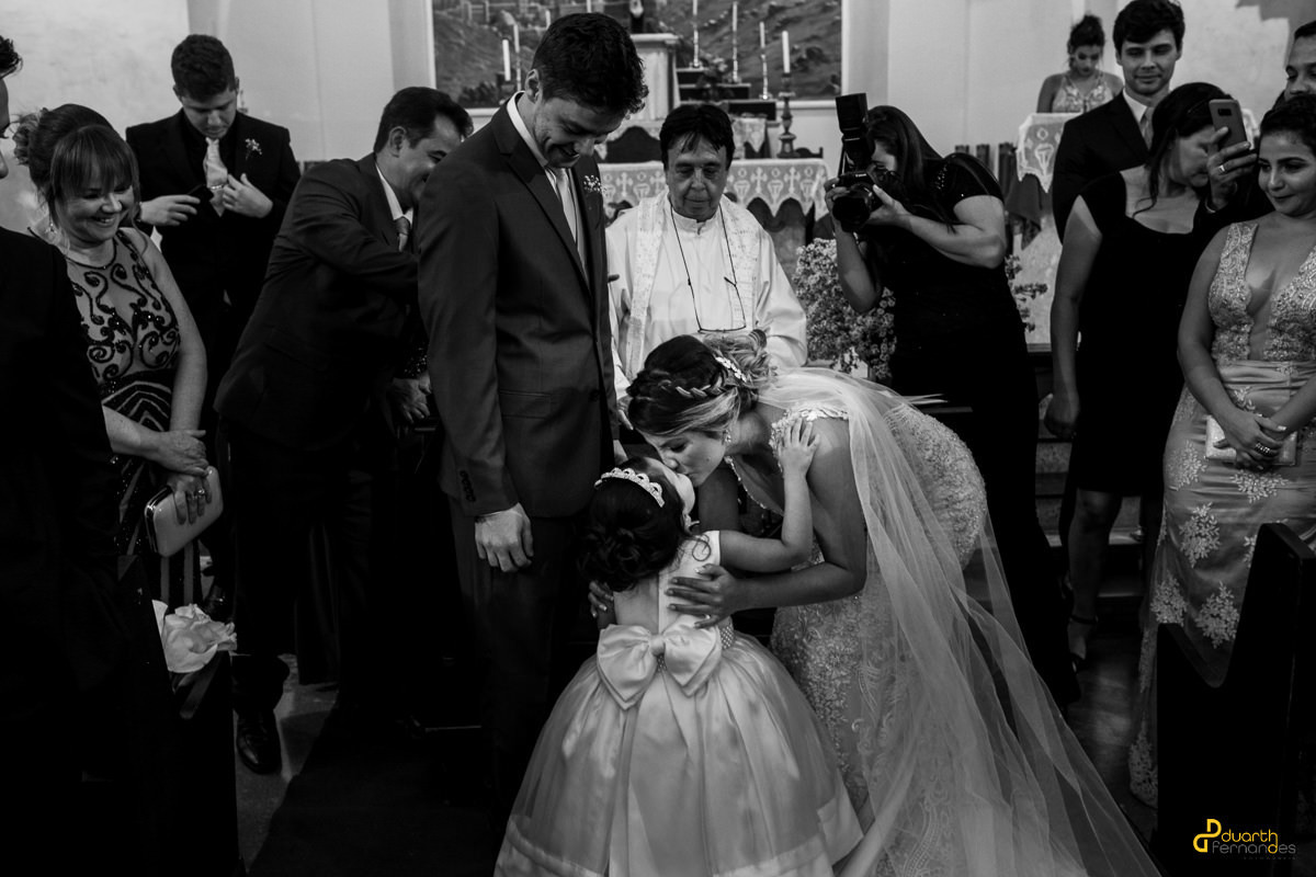 beijo da noiva na daminha de honra