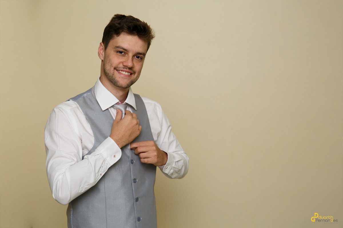 Fotografia do noivo no making of em aracuai mg