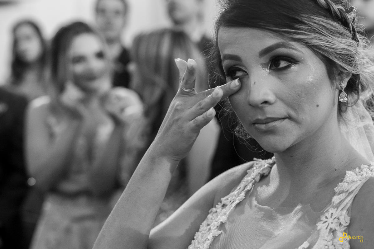 emocao da noiva em cerimonia de casamento com buffet lucas santana de turmalina