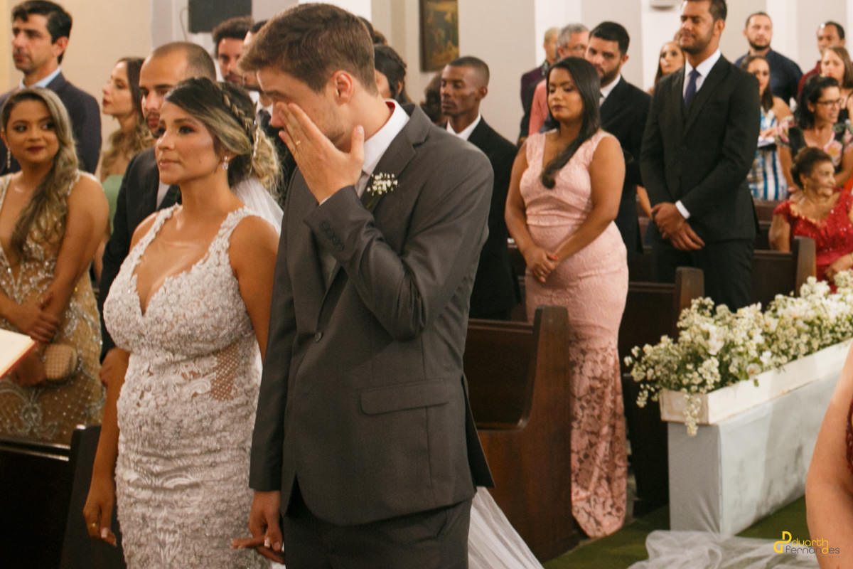 noivo se emocionando na cidade de aracuai em casamento