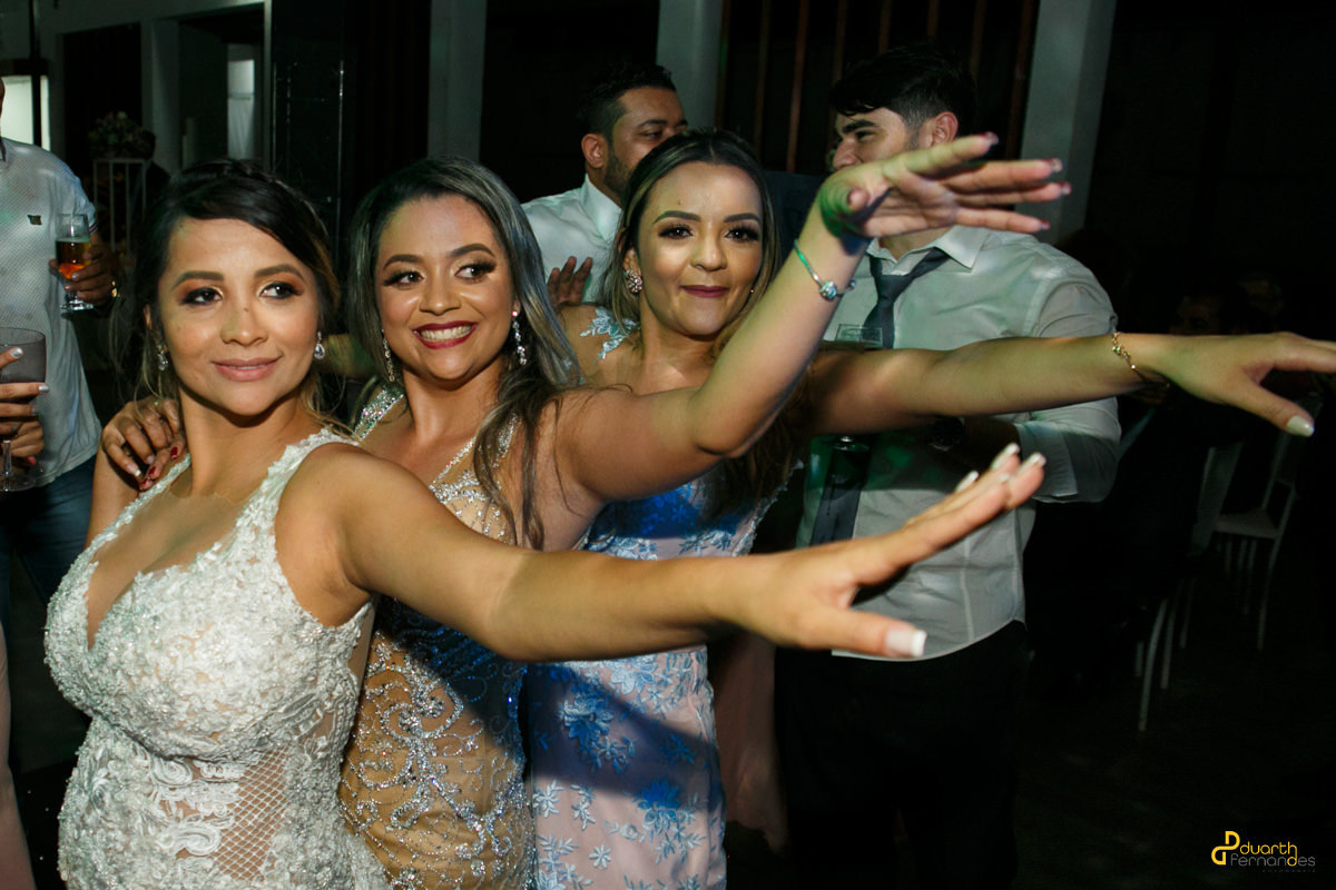 noiva dançando com os convidados no planalto na cidade de aracuai em casamento na igreja