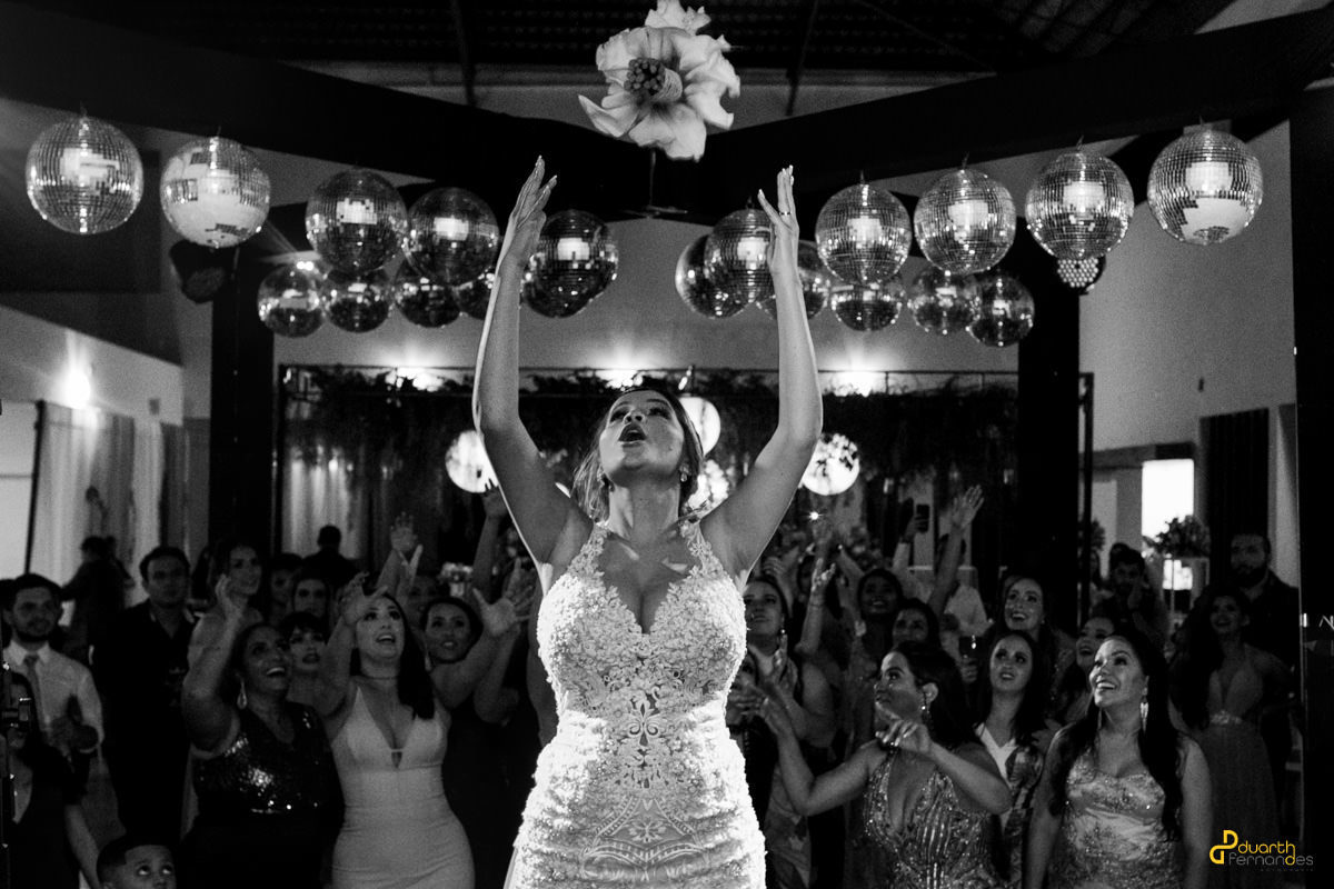 noiva jogando o buque