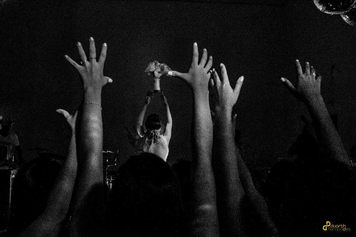 mãos atentas para segurar o buque da noiva