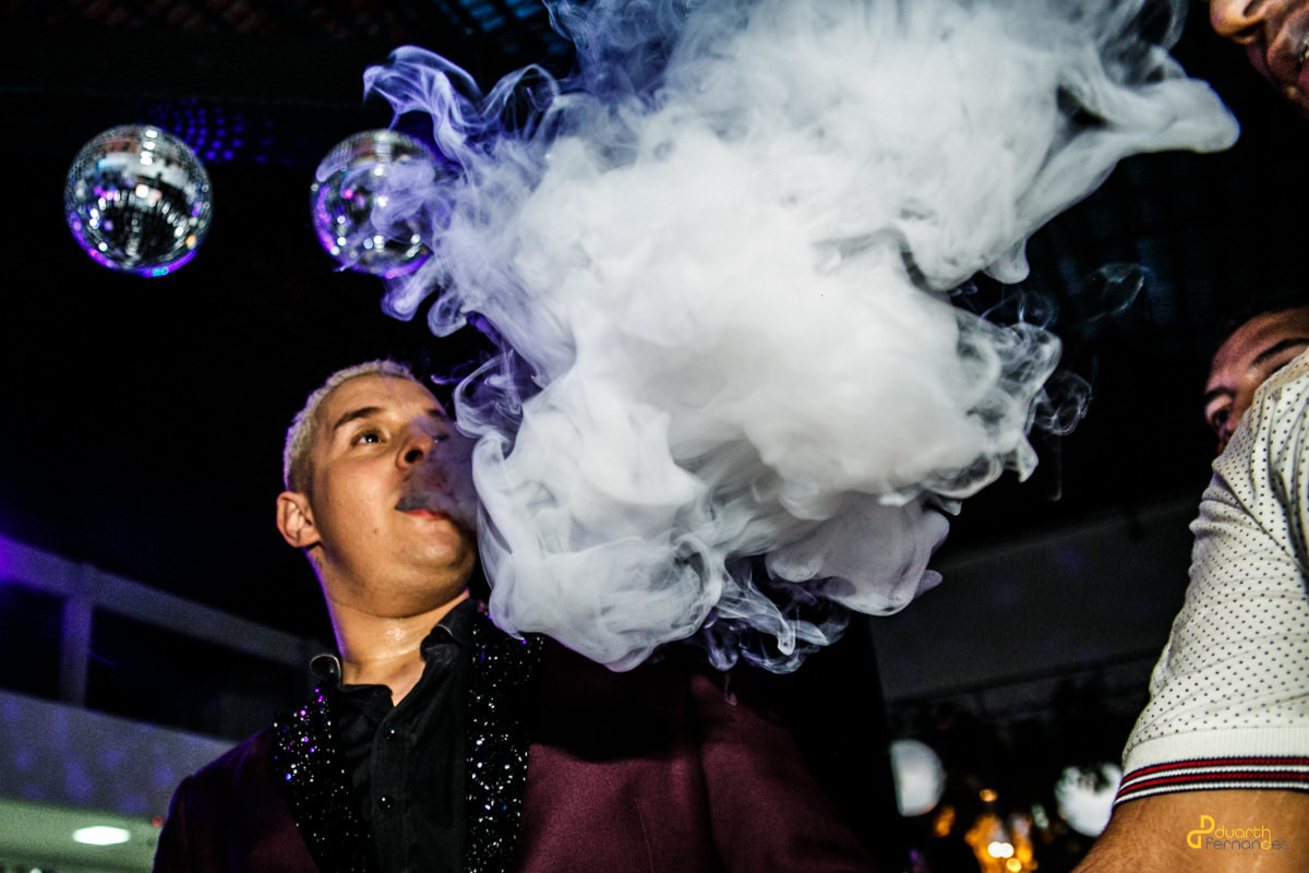 convidado com fumaça na boca no planalto na cidade de aracuai 