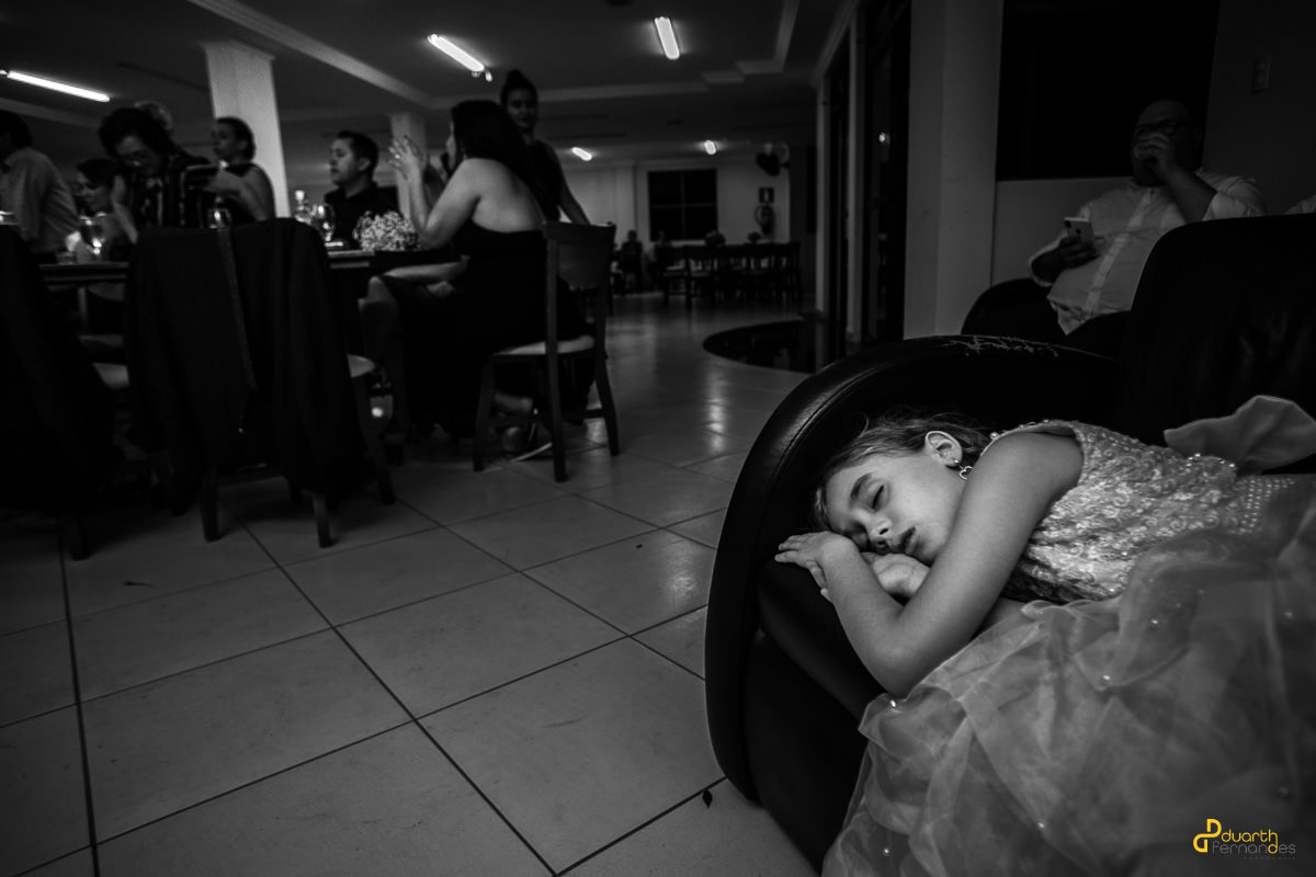 Criança dormindo em cerimonia de casamento em Minas Novas
