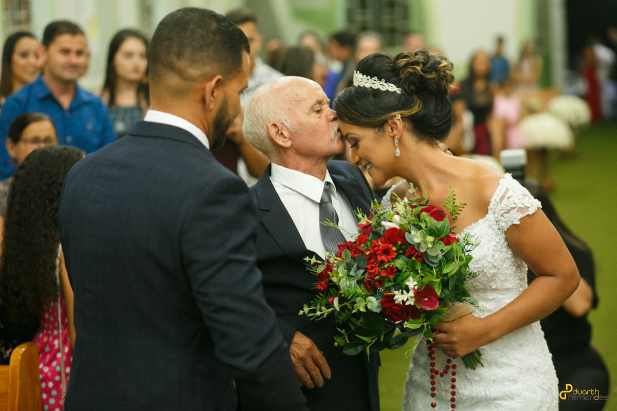 pai da noiva beijando na entrada na igreja em carbonita