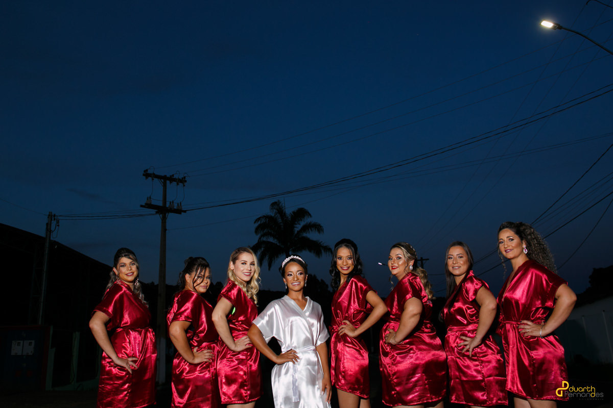 Foto das madrinhas com a noiva em Carbonita MG