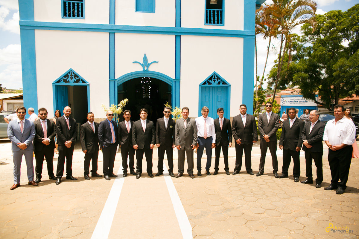 foto com os padrinhos de casamento em igreja em itamarandiba mg
