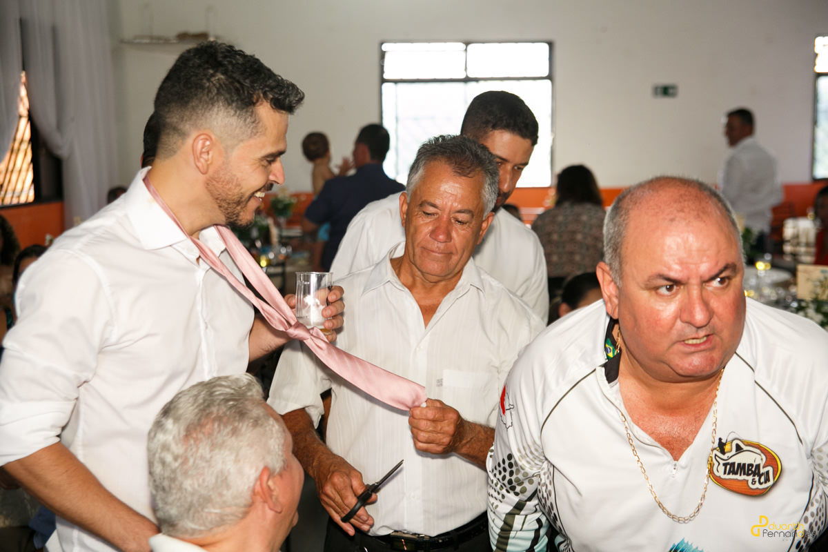 cortando a gravata m casamento em itamarandiba mg