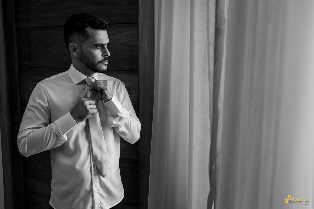 noivo olhando pela janela em itamarandiba mg