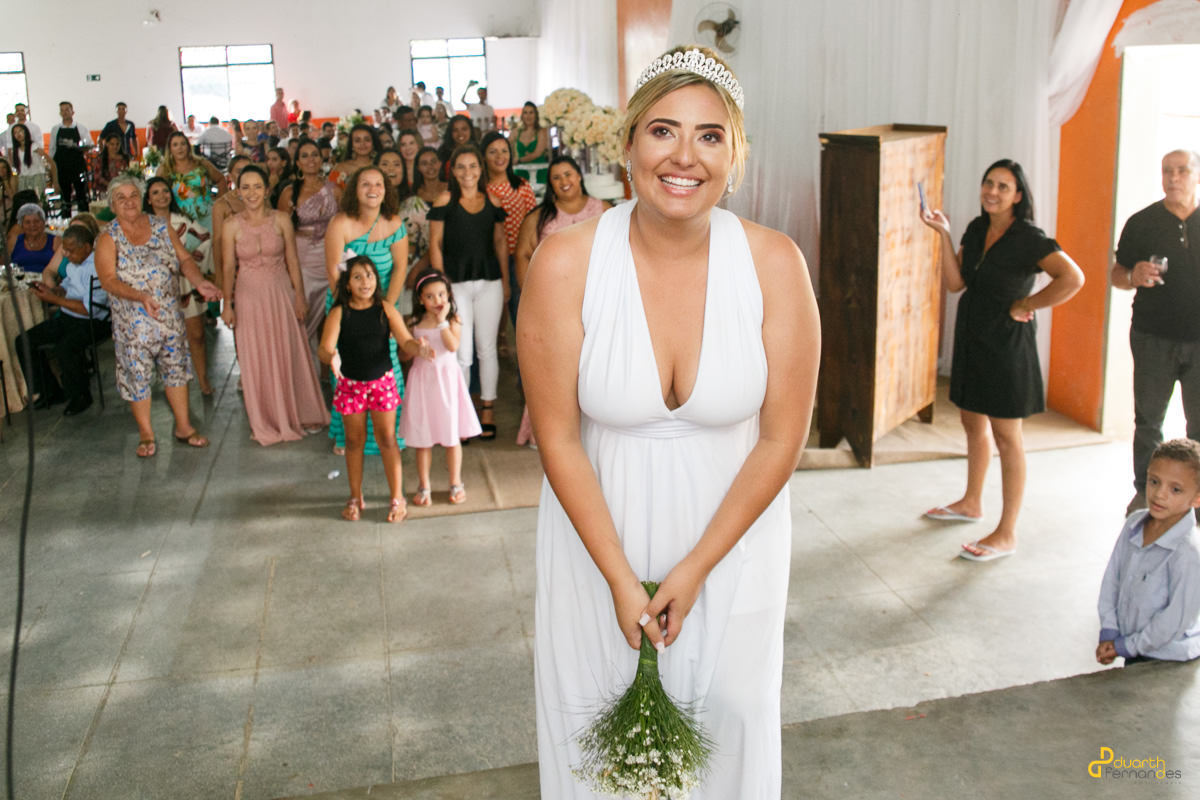 noiva jogando o buque de casamento em itamarandiba mg