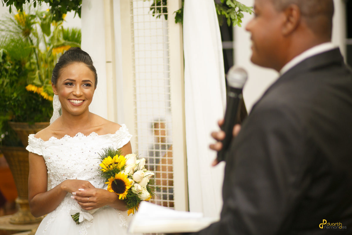 Foto da noiva sorrindo em angelandia mg