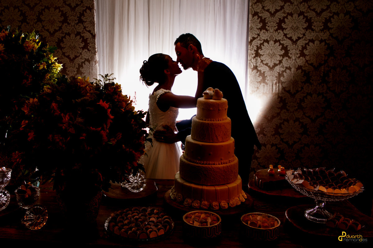 Foto de contraluz em Angelandia MG em cerimonia de casamento religioso