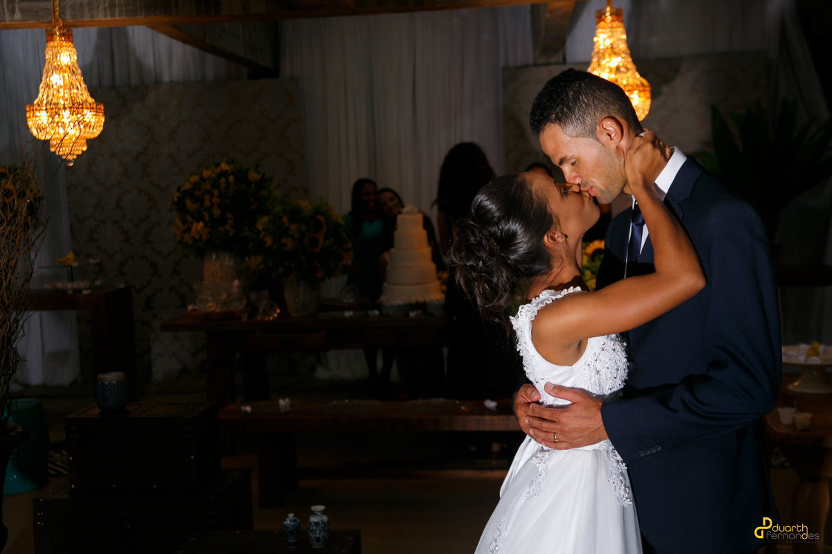 Noivos se beijando em casamento em angelandia