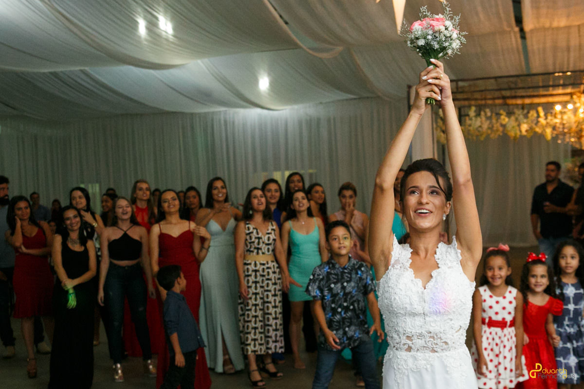 noiva jogando o buque em casamento