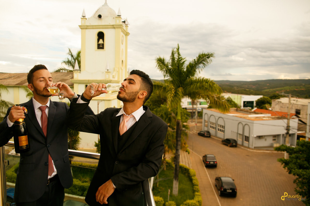 Padrinho e noivo tomando