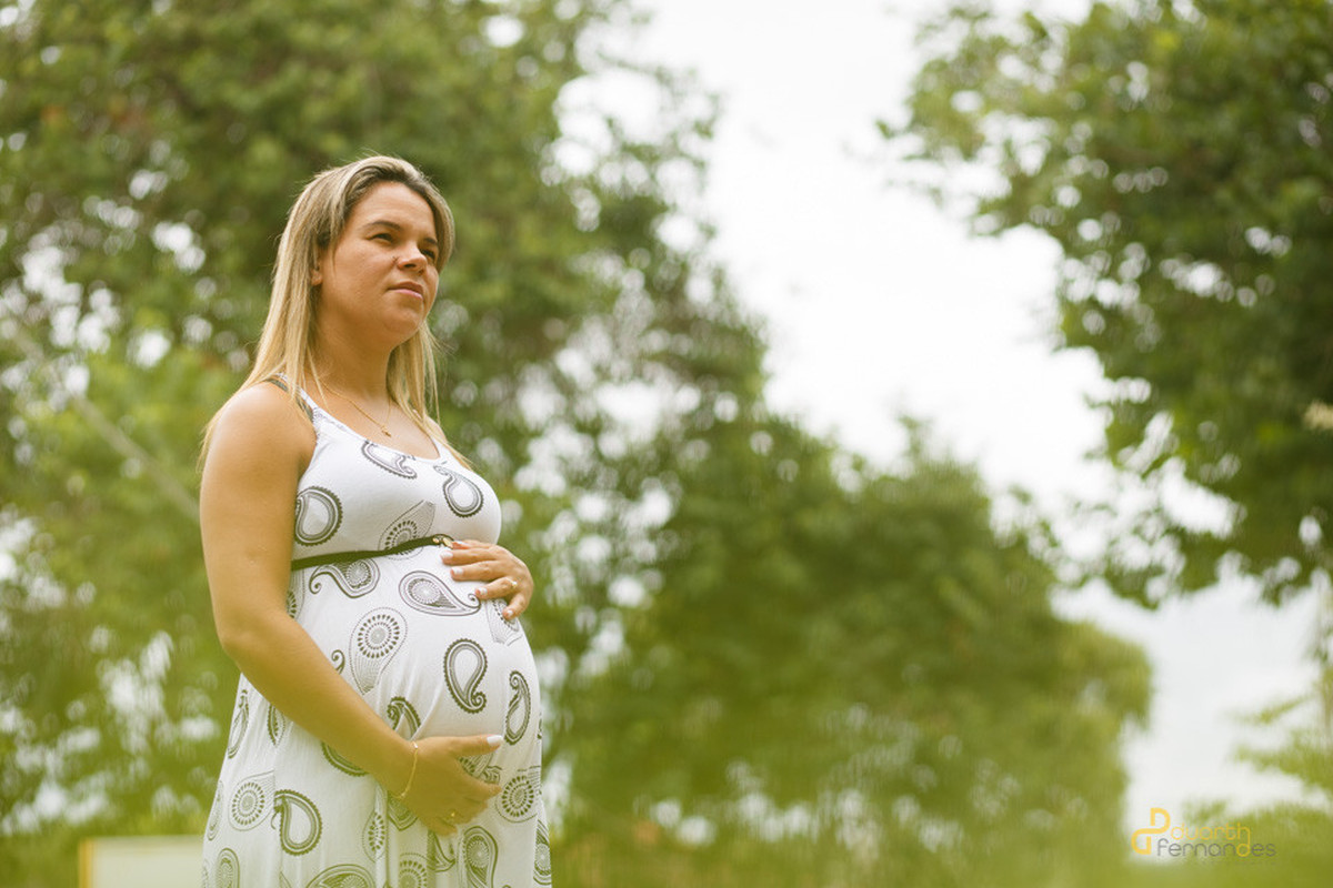 Gestante em minas novas olhando na paisagem