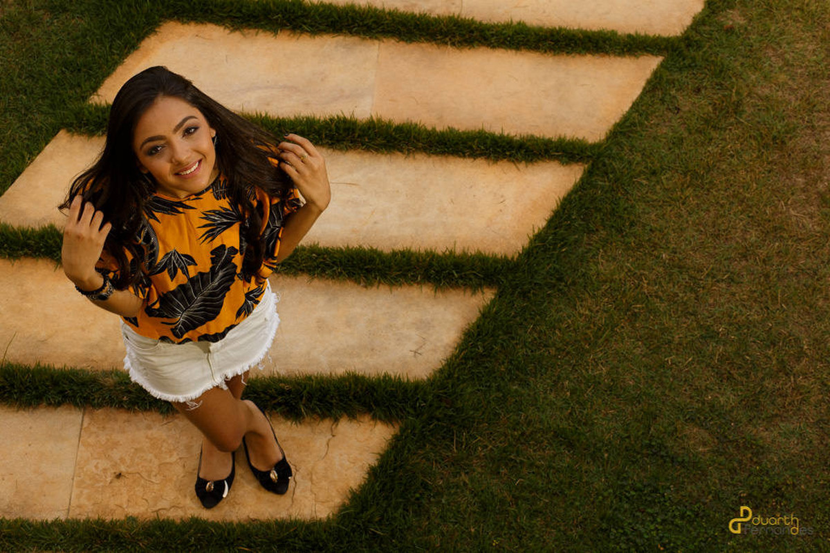 mireile olhando para cima