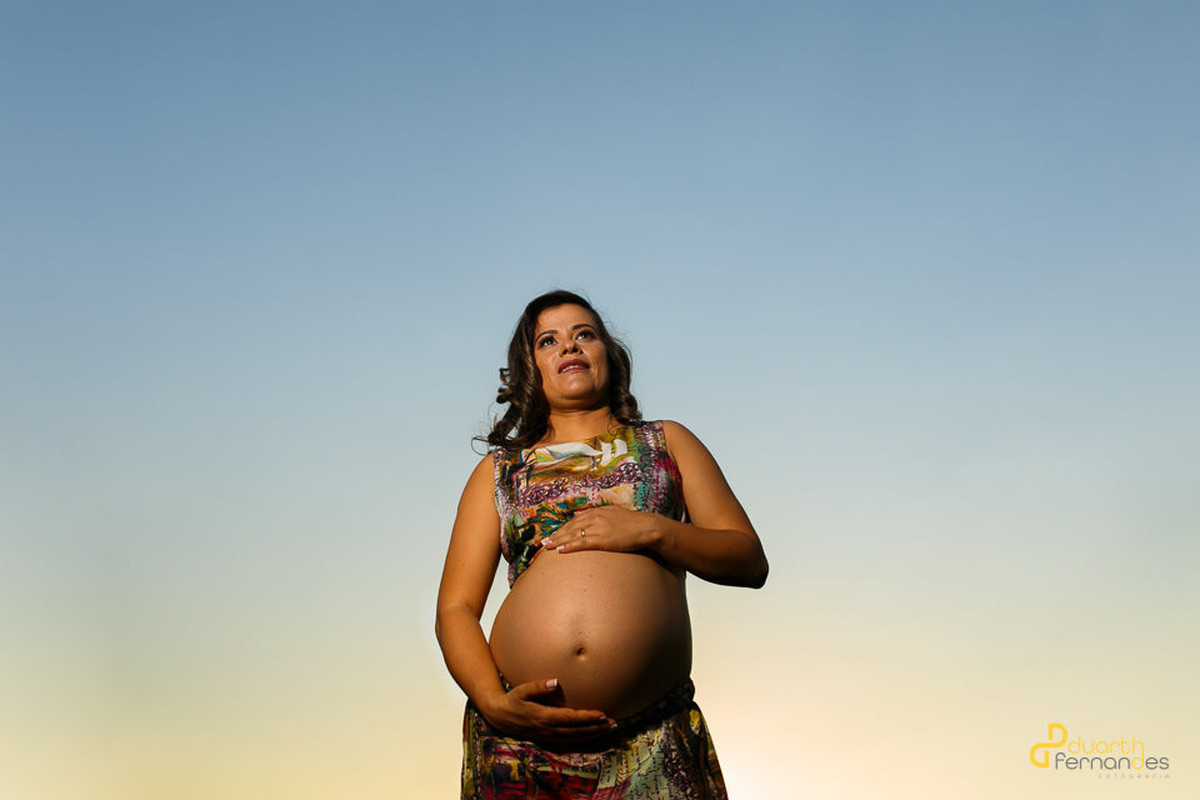 com a mao na barriga