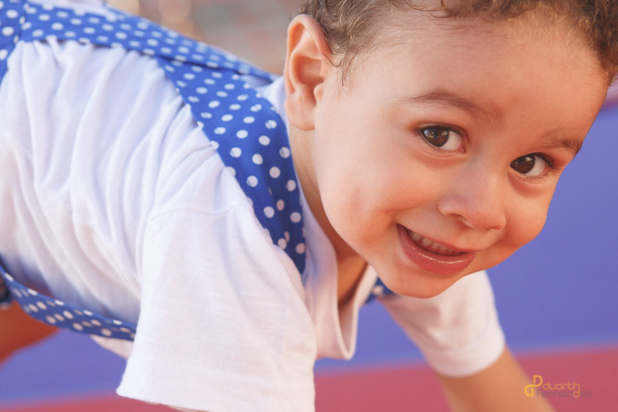 a criança na cama elastica