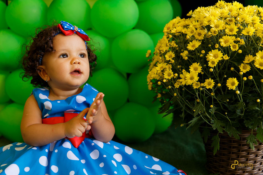 a criança vestida de galinha pintadinha