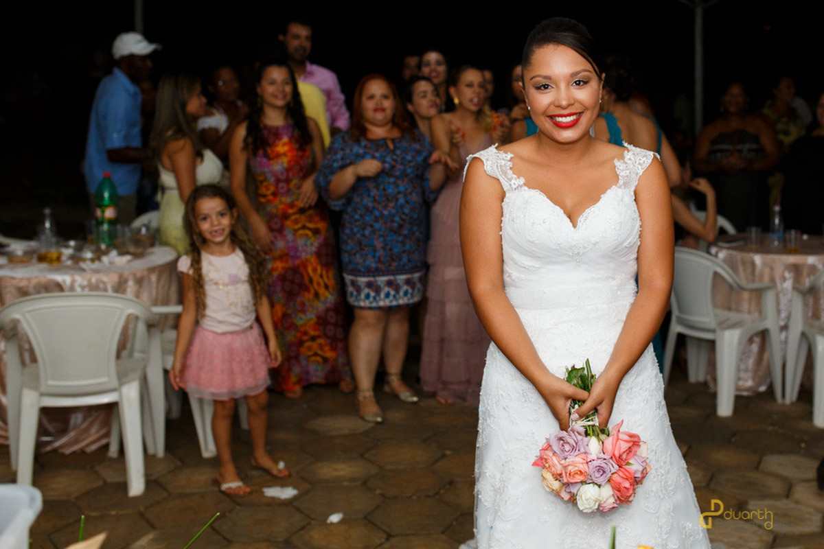 noiva sorrindo para jogar o buque