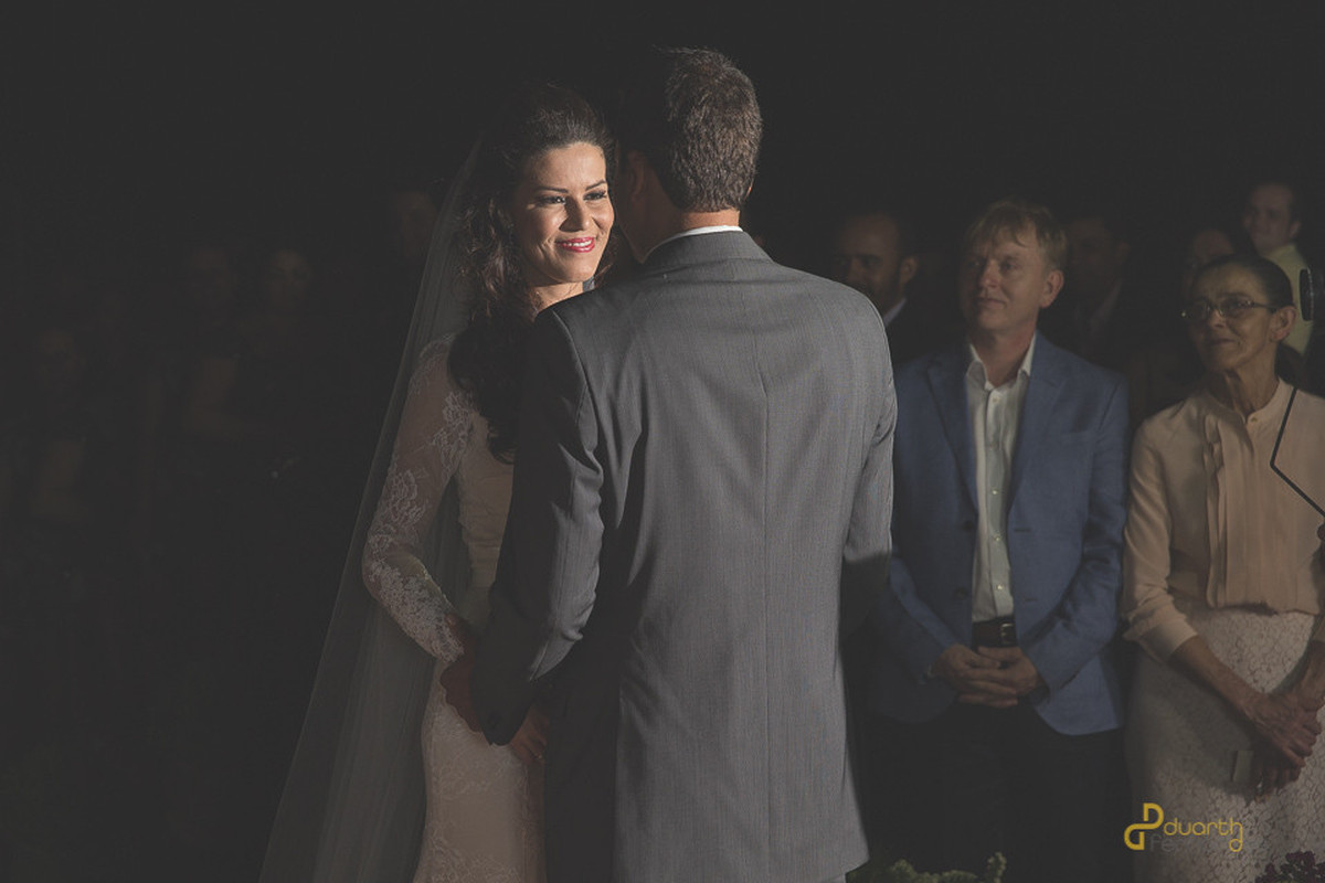Elineide beijando