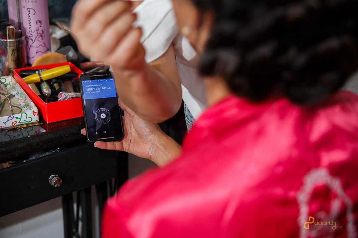 Erica se preparando para a cerimonia na igreja