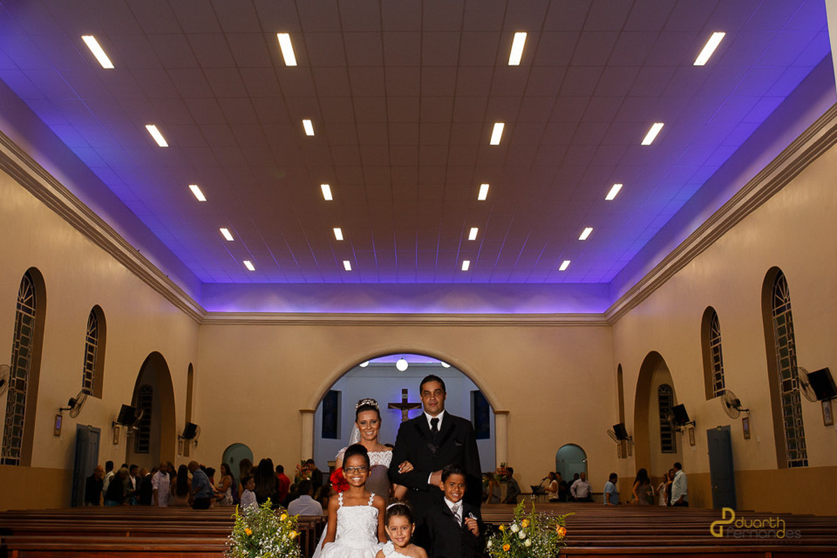 saida dos noivos no casamento em capelinha