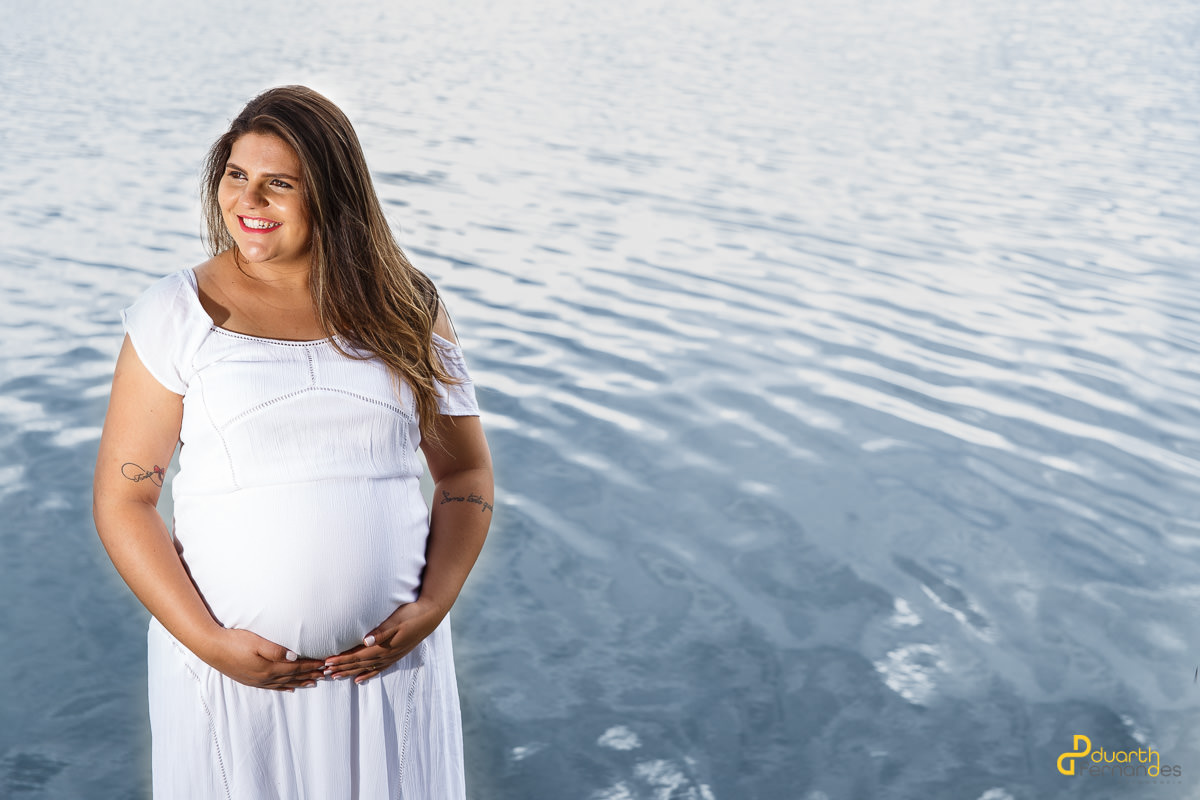 gestante olhando para o lago